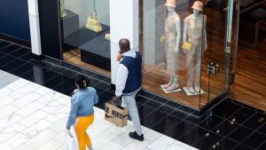 Desafio Inesperado: Consumidores Ignoram Recessão e Gastam como Nunca!