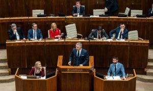 Governo Eslovaco Lança Lei Polêmica que Ataca ONG: O Fim da Liberdade de Expressão?