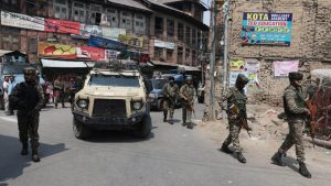 <p><strong>URGENTE: Conflito Explosivo na Caxemira! Três Rebeldes Atacam e Soldado Indiano é Morto!</strong></p>