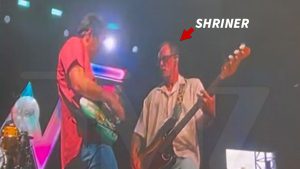 Escândalo na Música: Weezer Arrasa no Coachella Enquanto Esposa do Baixista É Presa!