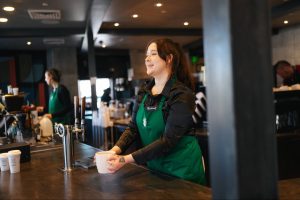 Starbucks impõe regras draconianas: Baristas de olho na grana, mas com uniforme rígido!