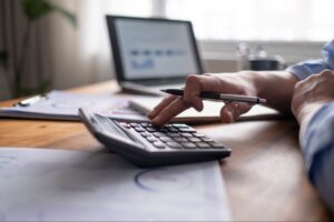 Os 5 Erros Financeiros que Estão Ferrando Sua Renda em Casa AGORA!