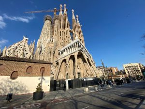 GAUDÍ: O GÊNIO CONFUNDIDO COM MENDIGO MORRE APÓS AJUDA NEGADA! ESCÂNDALO REVELADO!