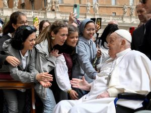 PAPA FRANCISCO SURGE ENTRE A MULTIDÃO EM DOMINGO DE PALMEIRA: APLAUSOS E CHOROS NA MAIOR APARIÇÃO DO ANO!