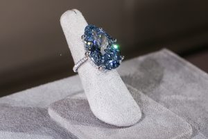 Leilão CHOCANTE: Diamante Azul de 23 Quilates Pode Render até US$ 50 MILHÕES!