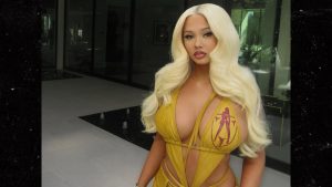 Alabama Barker Choca ao Usar Vestido Amarelo Super Revelador no Coachella!
