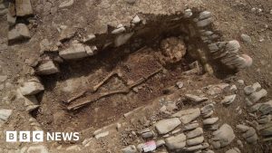 Descoberta Assombrosa em Cemitério Medieval Galês Abala Historiadores!