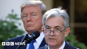 “Trump Lança Alerta: Tarifas Chinesas à Vista e Powell Fica, Mas Será que Ele Sabe o Que Está Fitando?”