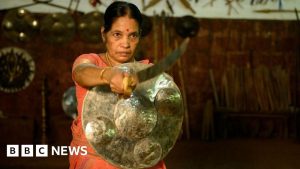 CHOCANTE! Avó de 82 anos Desafia a Morte com Espadas Indianas!