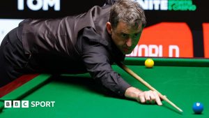 “CHOQUE NO MUNDIAL DE SINUOS: Ronnie O’Sullivan Desafia Ali Carter e Toma a Liderança!”