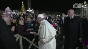 URGENTE: Papa Francisco explode de raiva ao ser agredido por fã no Vaticano!