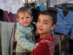 Choque na guerra: Bebê resgatado une famílias em Gaza em meio ao caos!