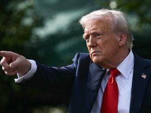 URGENTE: Trump Lança Tarifas Surpreendentes em Batatas Fritas e Drogas – Carros Alegóricos em Crise!