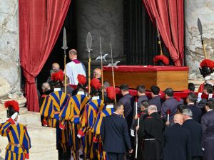 Caixão do Papa Chega em Roma: O Luto Público Começa com Gritos e Controvérsias!