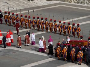 CAIXÃO DO PAPA FRANCISCO EM ROTA DE CHOQUE PARA A BASÍLICA DE SÃO PEDRO – O MUNDO EM ALERTA!