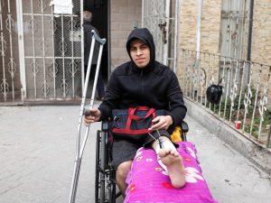 “Caos Absoluto: Feridos e Doentes em Fuga Desesperada Durante Bombardeio Brutal a Hospital em Gaza!”