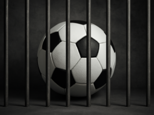 Escândalos no Futebol: estrelas do campo na mira da polícia! Você não vai acreditar nos crimes!