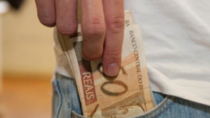 URGENTE: 4 Milhões de Brasileiros em Fúria! Abono Salarial do PIS/Pasep é O Epicentro da Treta!
