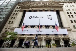 Executivo da Palantir Justifica Vigilância Implacável da Imigração: Tecnologia ou Terror?