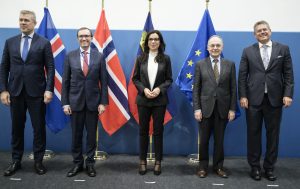 UE Outsiders em ALERTA: Evitar Fogo Cruzado das Tarifas dos EUA é uma Guerra Urgente!