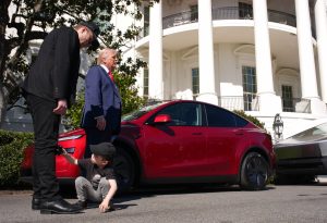 Tesla Adia Revolução: Novo Modelo Acessível Pode Estar a Anos LUZ!