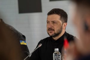 Zelenskyy DESTOA e DECRETA guerra contra os ‘fracos’ após ataque RUSSO em sua terra natal!