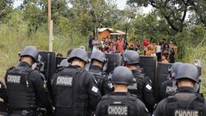 Conflito Explosivo: Indígenas enfrentam polícia em batalha por terras! A guerra dos direitos está começando!