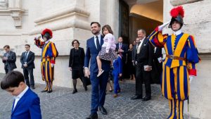 Vice dos EUA e Papa: Encontro Relâmpago que Abala a Política Global!