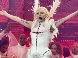 Lady Gaga Surpreende e Domina Paradas com Retorno Bombástico de Hits Clássicos!