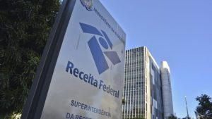 PLANO BOMBARDEIO: Isenção do IR ALCANÇA R$ 3.036 e GOVERNO LULA provoca FUROR na política!