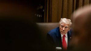 Trump Prepara Bombástico Anúncio: Tarifa de Semicondutores Que Pode Explodir a Economia!