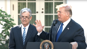 Trump Desafia Crise: Ignora Pressões e Mantém Chefão do Fed no Cargo!