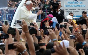CHOQUE! Brasileira se emociona e revela: ‘Chorei’ ao relembrar polêmica declaração do Papa Francisco sobre sexualidade!