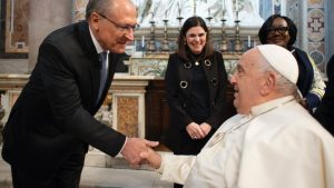 BRASIL EM CRISE: POLÍTICOS SE REUNEM PARA LAMENTAR MORTE DO PAPA ENQUANTO A TRETA POLÍTICA PEGA FOGO!