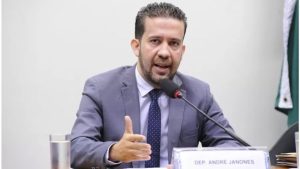 EX-POLÍTICO ACUSADO DE PERSEGUIÇÃO! Janones Rebate Denúncias CHOCANTES!