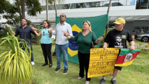 Fãs de Bolsonaro Clamam em Oração pela Saúde do Ídolo e Exigem Anistia: O Que Está em Jogo?