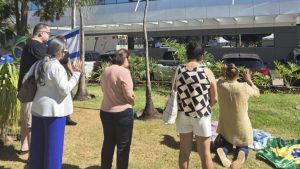 Fervor Político: Apoiadores Fazem Vigília de Oração em Frente ao Hospital de Bolsonaro!