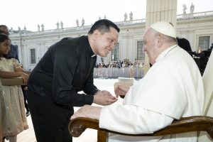 Chocante Revelação: Padre de Nantes Conta Como o Papa Francisco O Olhou com Afeto e o Abençoou!