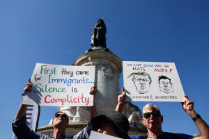Revolta nas Ruas da Europa: Centenas de Manifestantes Contra Trump em Mega Protesto!