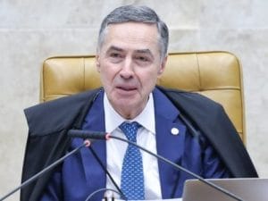 Escândalo no Céu: Barroso Troca Deveres por Praia Luxuosa com Voo da FAB!
