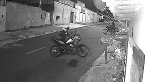 URGENTE: Bandidos audaciosos roubam moto de R$ 28 mil em plena garagem em Campinas!
