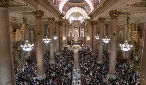 Argentina em Chamas: Papa Francisco é Homenageado em Missas do Luto Nacional!