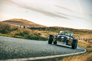 Velocidade Insana: Ousadia de Perseguir F-16s a Bordo de um Caterham de £80k!