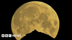 Foto Explosiva da Lua Sobre Gales: Fenômeno Viral Deixa o Mundo Chocado!