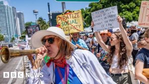 Milhares Enlouquecem em Protesto contra Trump: A Revolta que Abala os EUA!