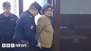 Cabeleireiro Russo DETIDO por Vizinhos: Acusado de Espalhar FALSAS NOTÍCIAS!