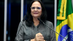 Damares Revela Atração Polêmica: Mais Regras para Blindar Menores na Internet!