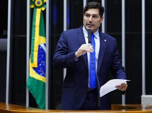 Deputado Traidor? Ex-PL Elogia Moraes e Agita a Tempestade da Anistia!