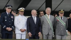 Lula Ignora Fogo Amargo e Surpreende ao Aparecer em Evento do Exército!