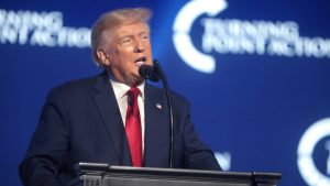 Trump Choca ao Ignorar Exceções: Tarifas de Eletrônicos Viram Guerra Total!